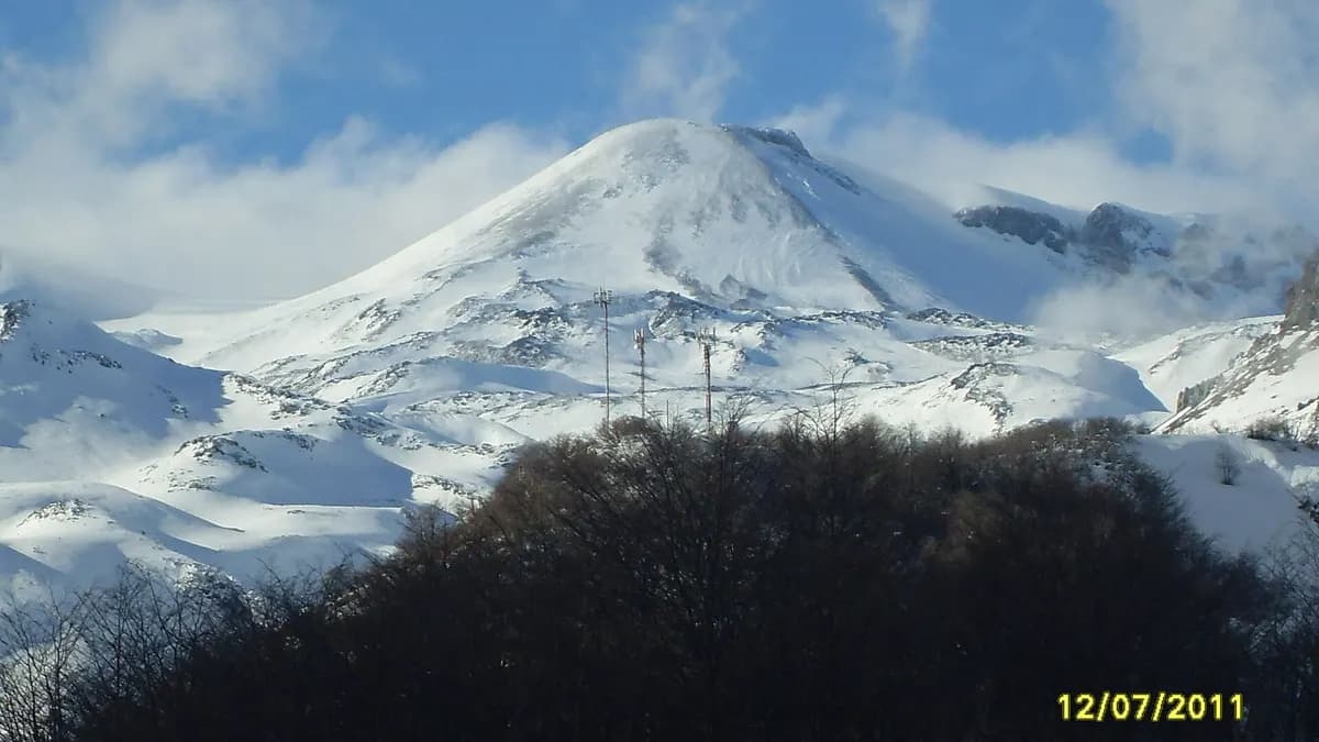 Nevados de Chillán sigue en alerta amarilla: qué deben saber quienes viajan a Las Trancas y las termas
