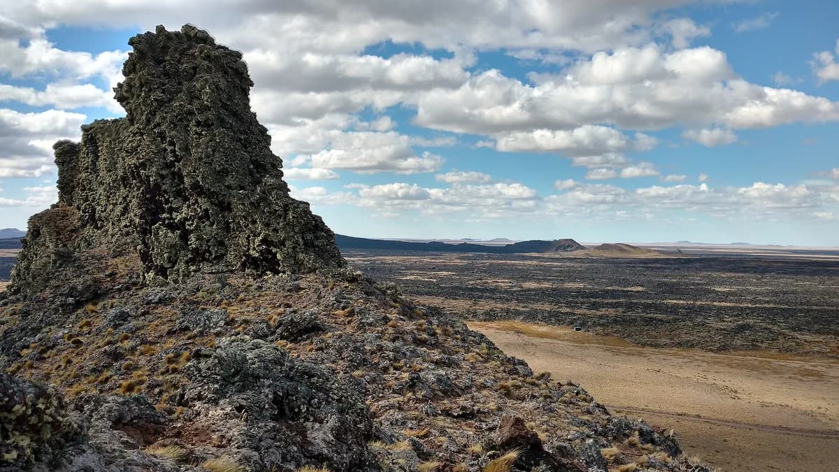 Roca volcánica en el Parque Nacional Pali Aike, con la estepa al fondo