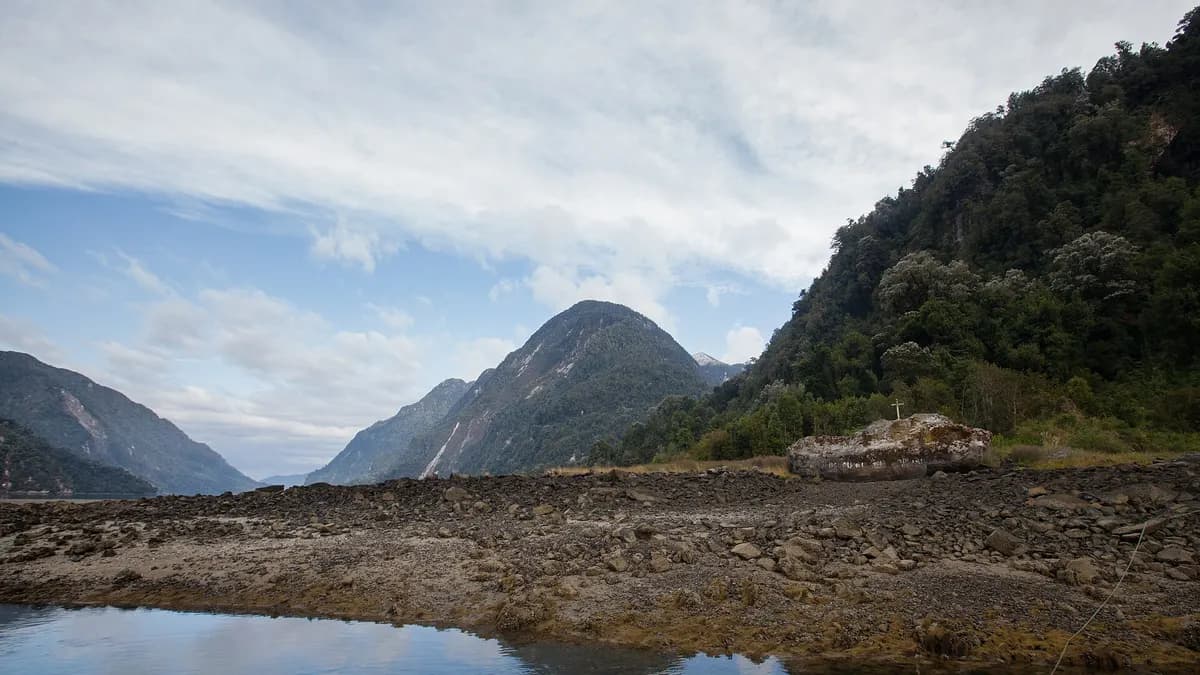 Fiordo rodeado de montañas con bosque en el Parque Pumalín
