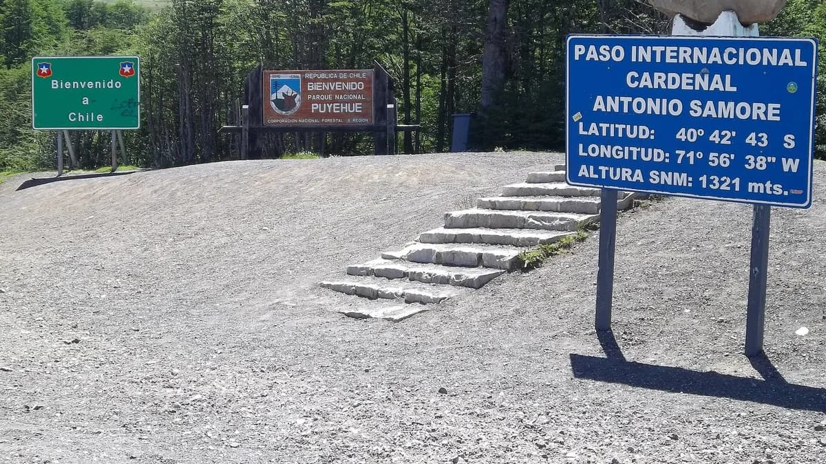 Letrero del Paso Internacional Cardenal Antonio Samoré a 1.321 metros sobre el nivel del mar