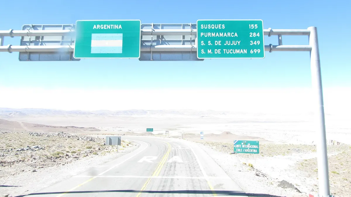 Señalética del paso de Jama con las distancias a Susques y San Salvador de Jujuy, en el altiplano