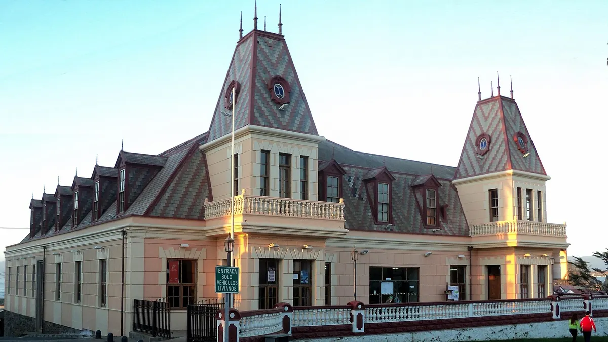 Edificio del ex casino Ross de Pichilemu con torres de techo de pizarra y fachada clara