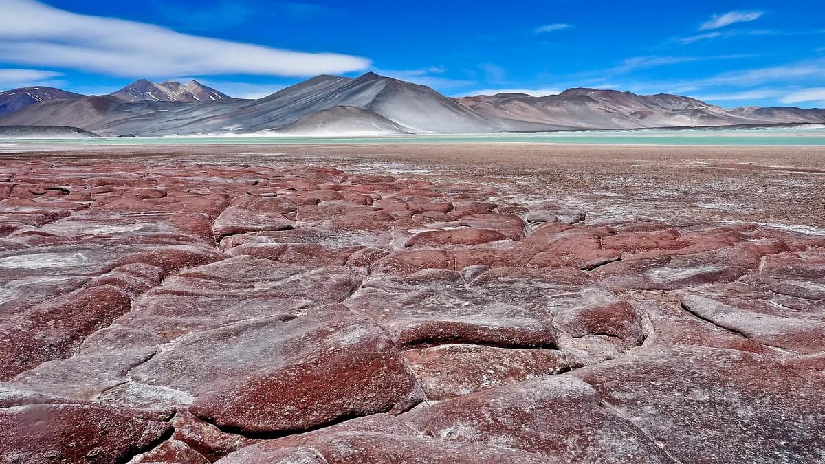Rocas rojizas junto al salar de Aguas Calientes en Piedras Rojas