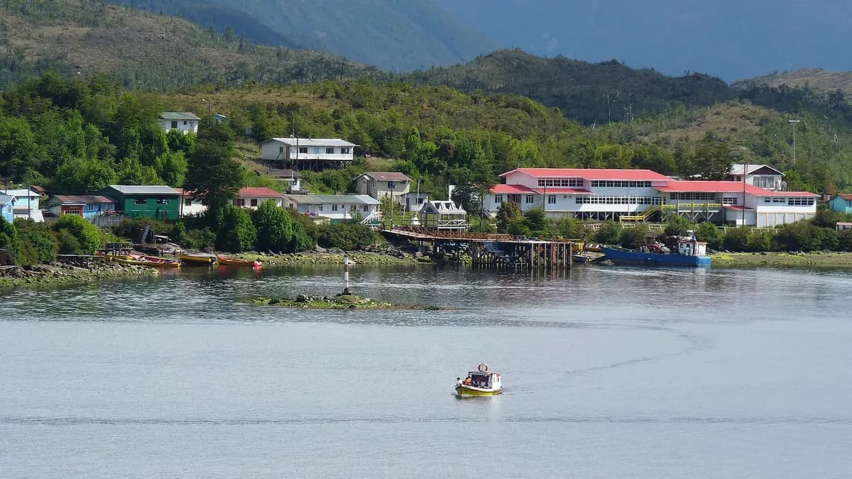 Casas y botes en el muelle de Puerto Edén, en la isla Wellington