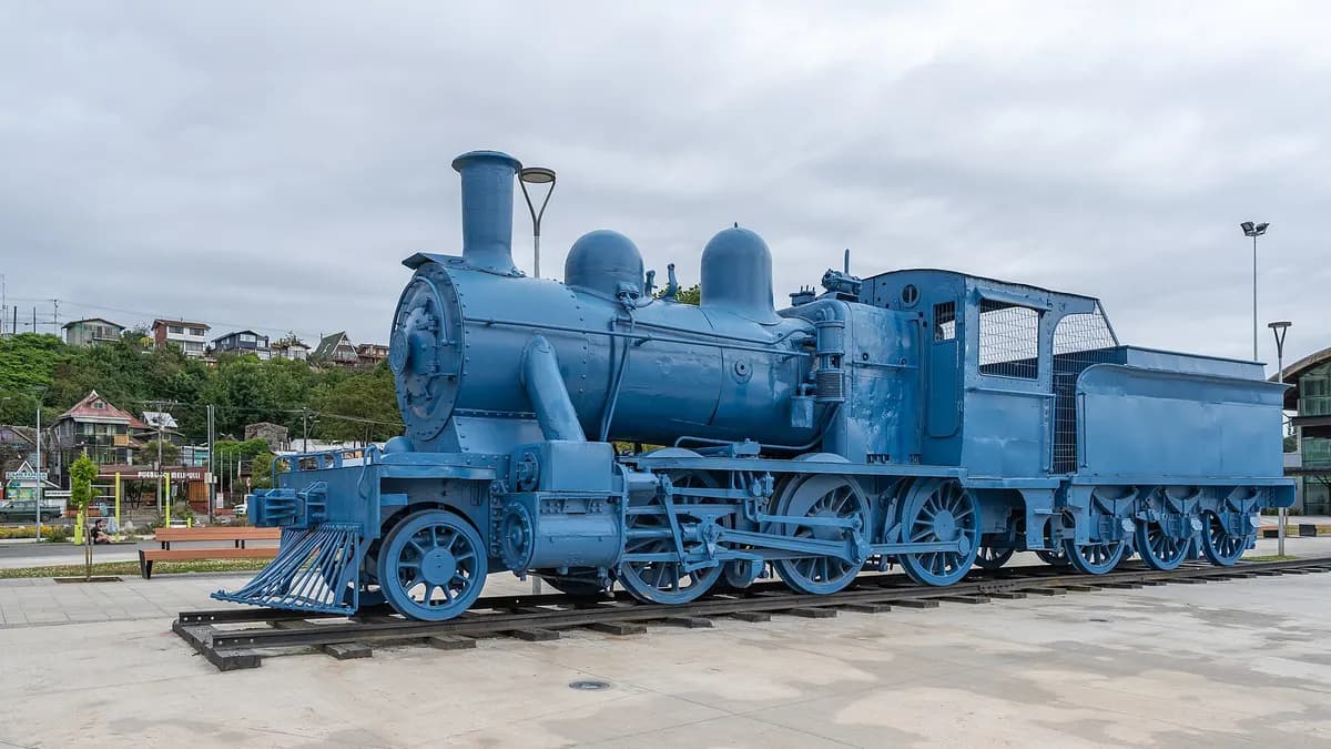 Locomotora antigua pintada de azul en la Plaza Ferrocarriles de Puerto Montt