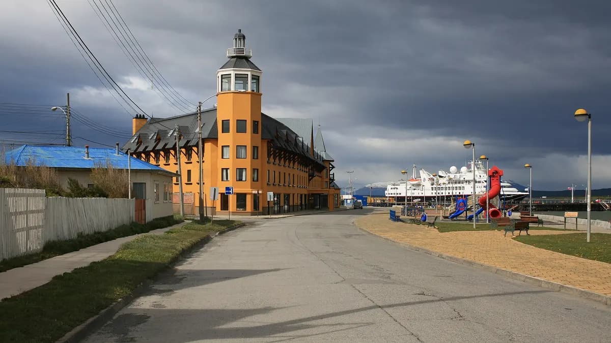 Costanera de Puerto Natales frente al seno Última Esperanza, con montañas nevadas al fondo