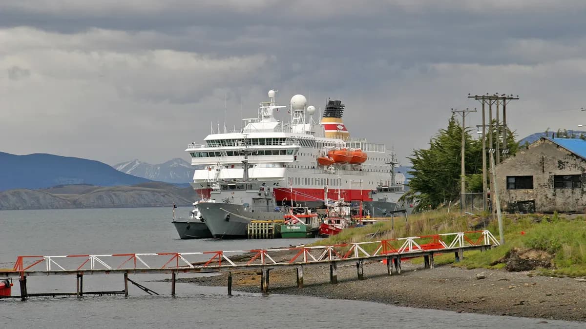 Barco de expedición atracado en el muelle de Puerto Williams, en la isla Navarino