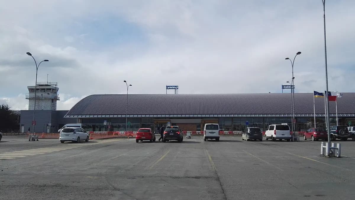 Edificio del terminal del aeropuerto de Punta Arenas con la torre de control