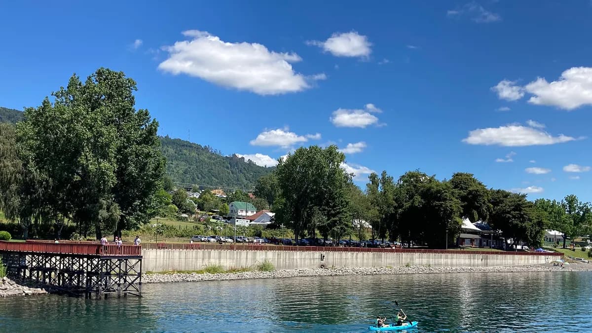 Muelle de madera y kayaks en el lago Ranco, en un día de sol