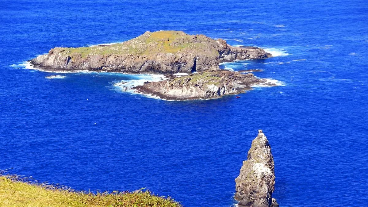 Islotes Motu Nui, Motu Iti y Motu Kau Kau frente a los acantilados de Orongo, en Rapa Nui, en un mar azul intenso