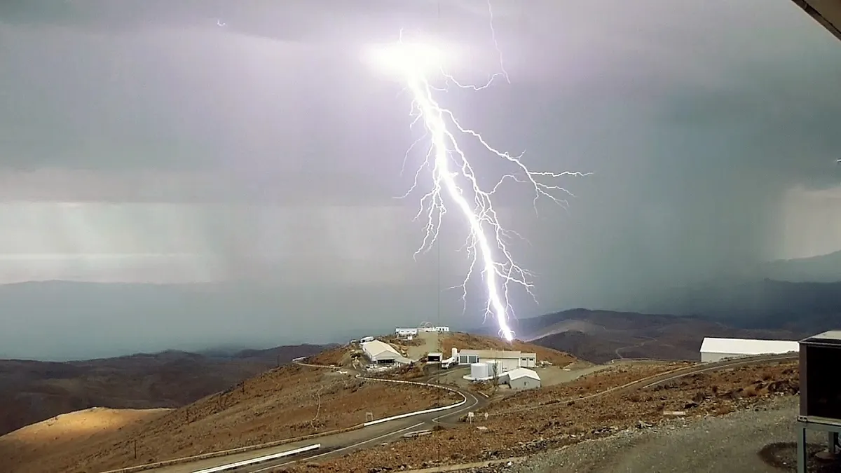 Rayo que cae junto a un observatorio en el desierto de Atacama