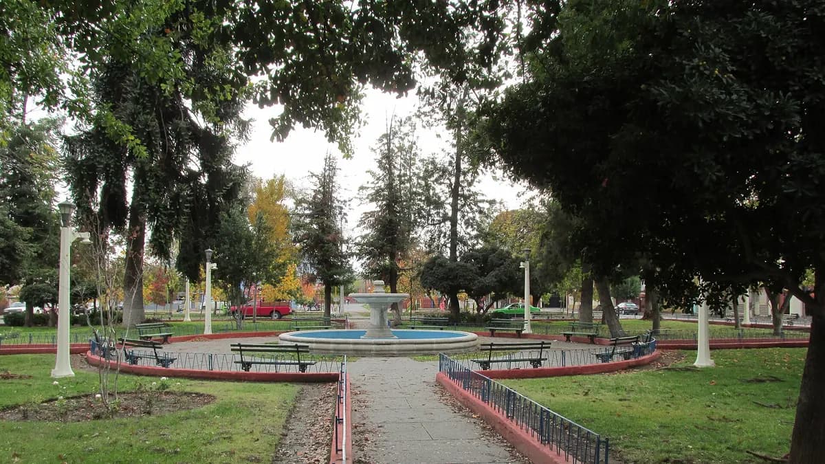 Place de Requínoa avec jardins, arbres et une fontaine