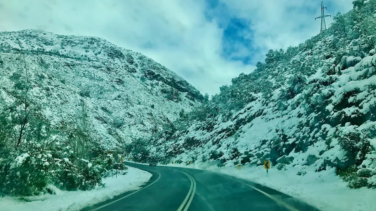 Route de montagne entre Portillo et Los Andes couverte de neige