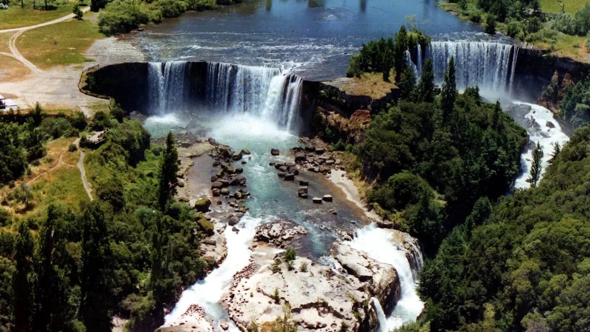 Vista aérea de las cascadas del Laja rodeadas de bosque