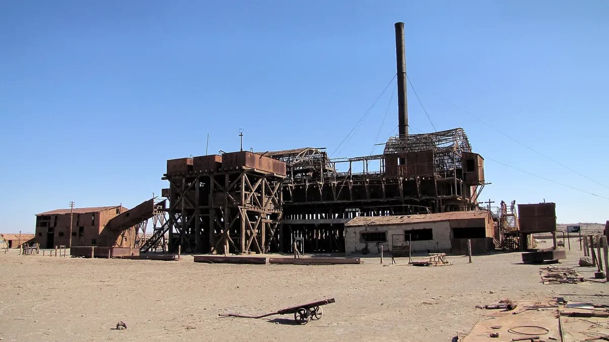 Planta industrial de la oficina salitrera Santa Laura en medio del desierto
