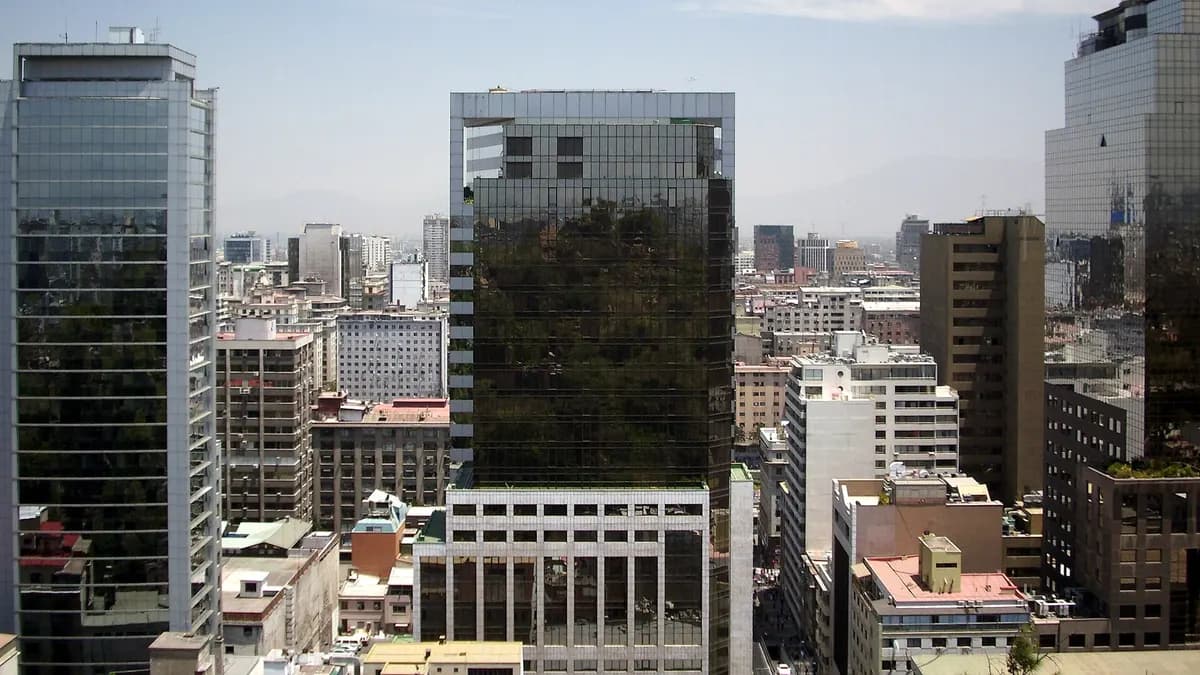 Edificios del centro de Santiago vistos desde el mirador de la cumbre del cerro Santa Lucía
