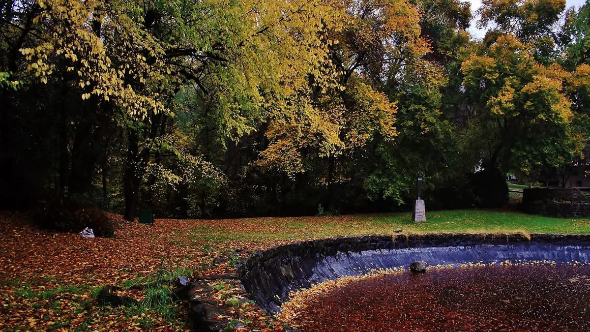Parc de Santiago sous la pluie, allées mouillées