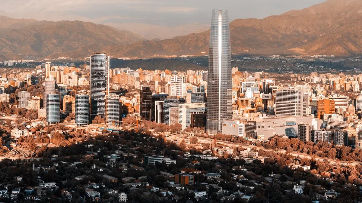 Vista de los edificios de Santiago desde el cerro San Cristóbal con la cordillera al fondo