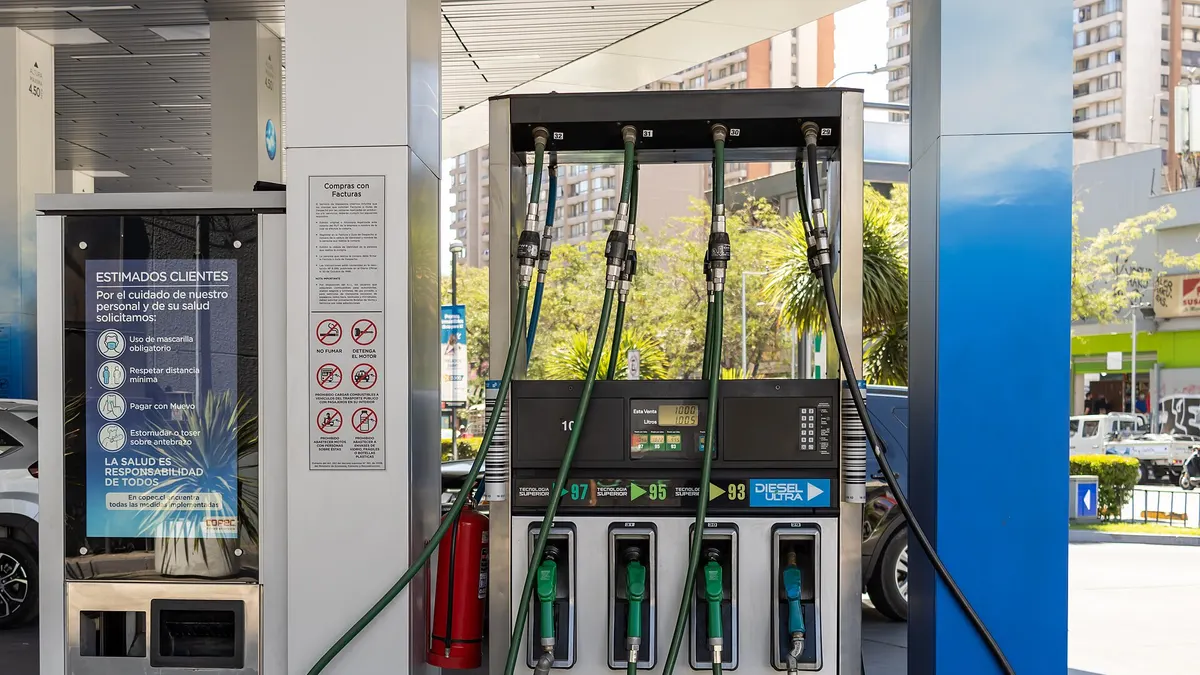 Bencinas suben $41,3 por litro: cuánto más cuesta ahora un viaje en auto por Chile