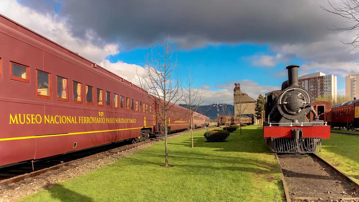 Coches de pasajeros y locomotora en el Museo Ferroviario Pablo Neruda de Temuco