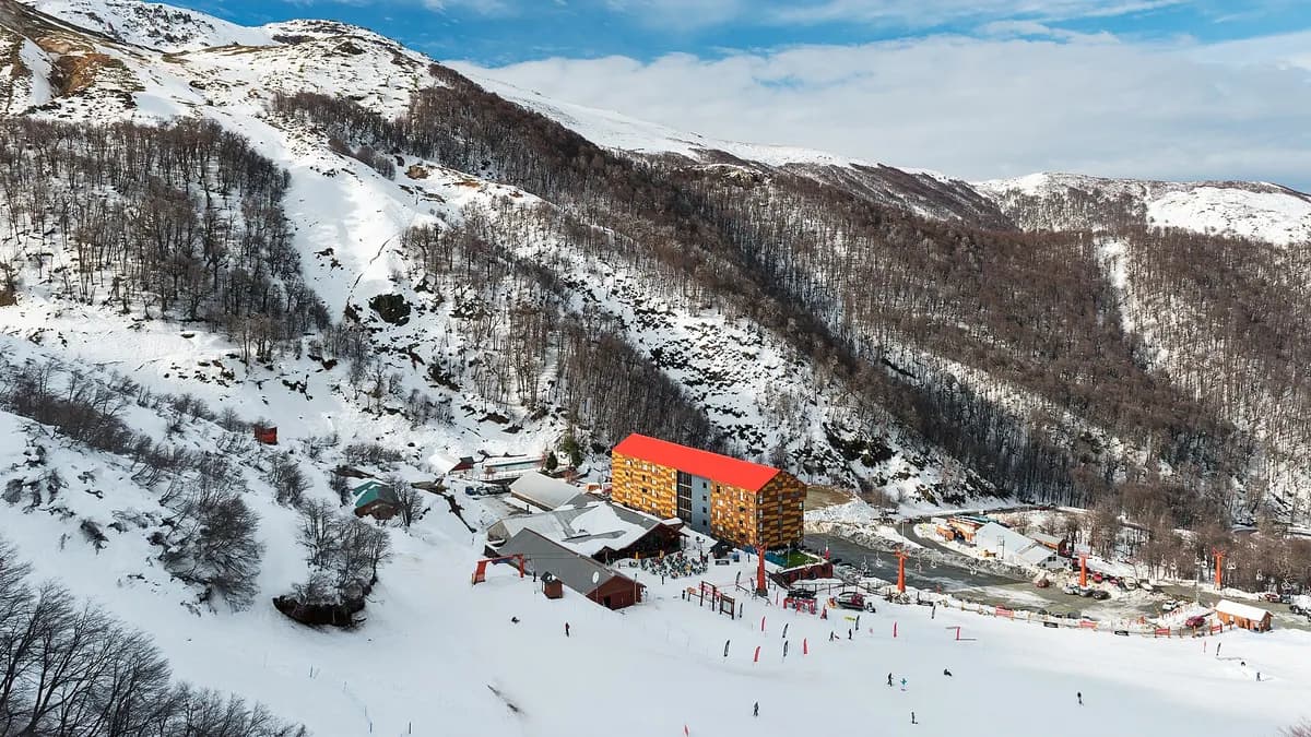 Hotel y edificios del sector termal de Chillán cubiertos de nieve