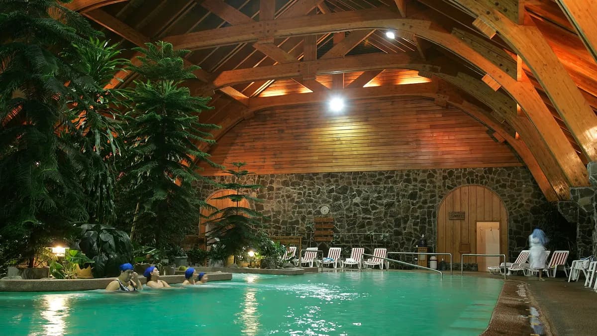 Piscina termal techada de las Termas de Puyehue con estructura de madera
