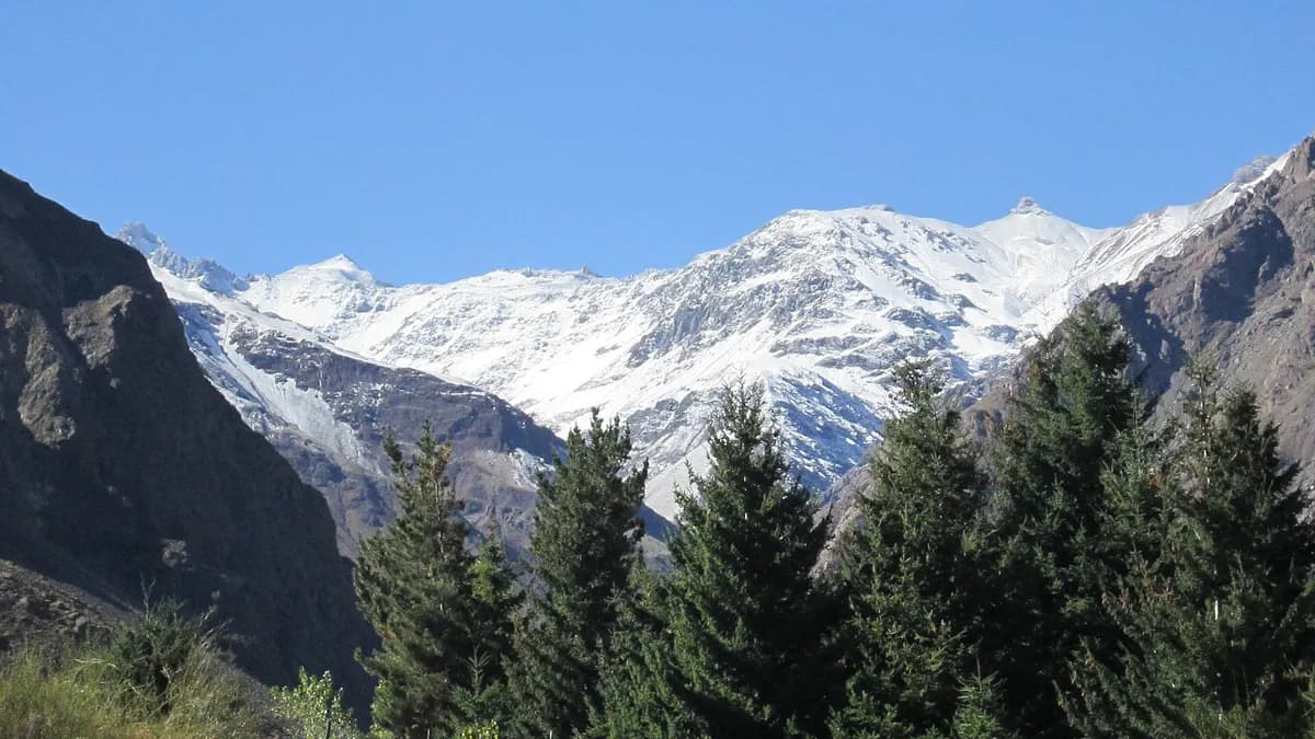 Valle cordillerano de Termas del Flaco con cerros y río