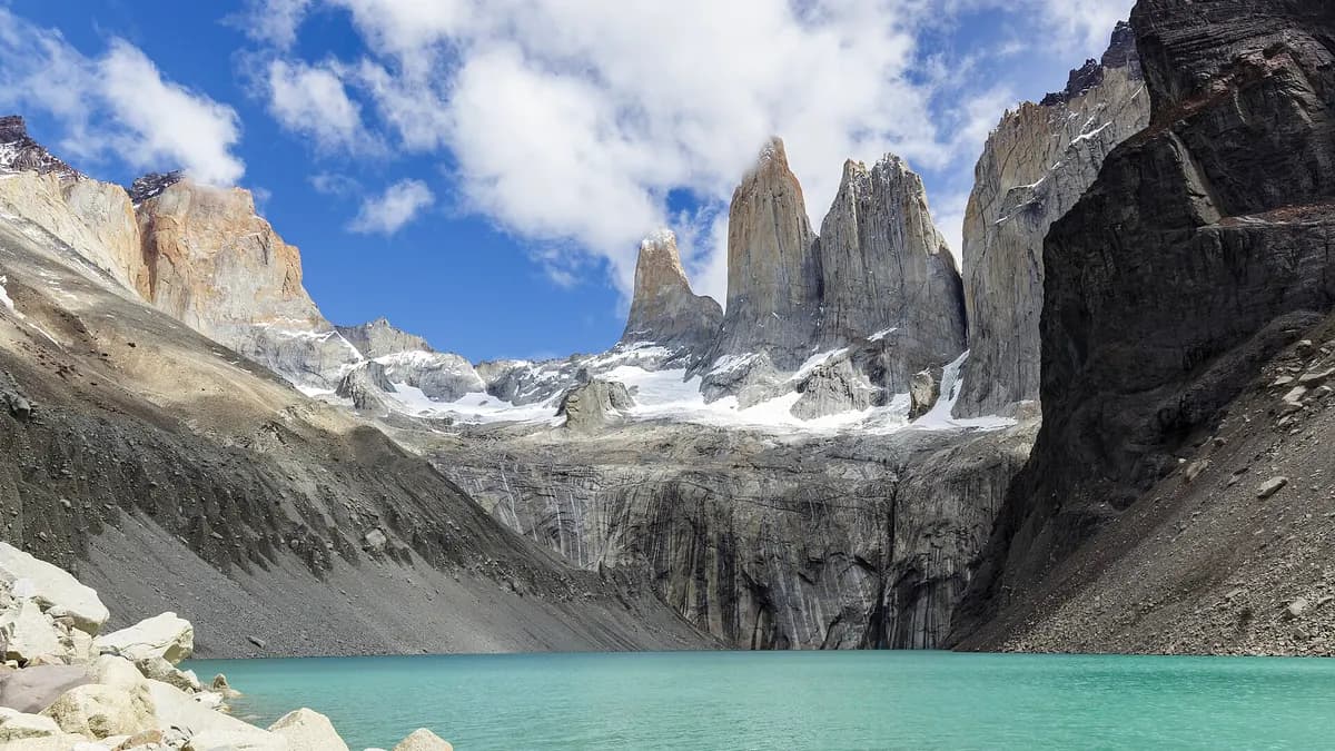 Las torres de granito de Torres del Paine sobre una laguna glaciar