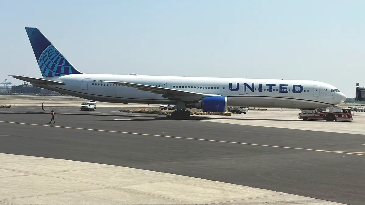 Avión Boeing 767 de United Airlines en la plataforma de un aeropuerto