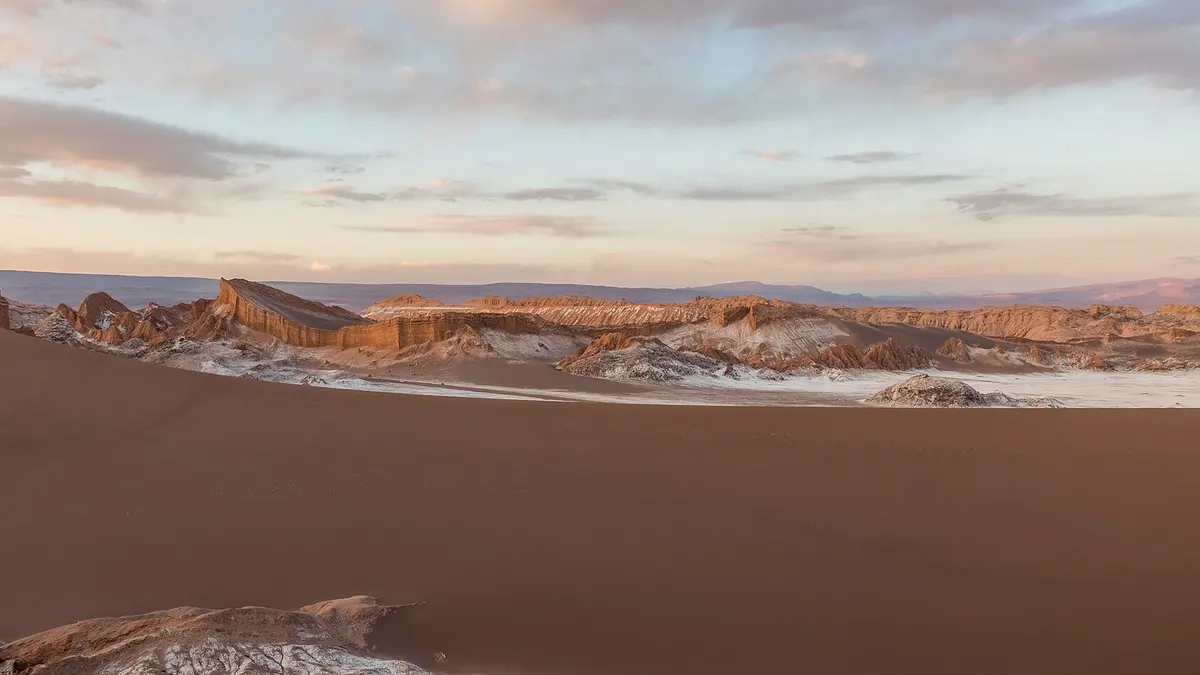 Duna Mayor del Valle de la Luna con crestas de sal al atardecer