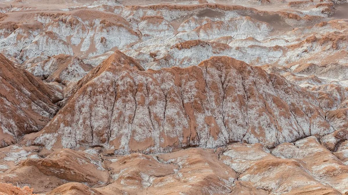 Crestas de sal y arcilla de la Cordillera de la Sal en el Valle de la Luna