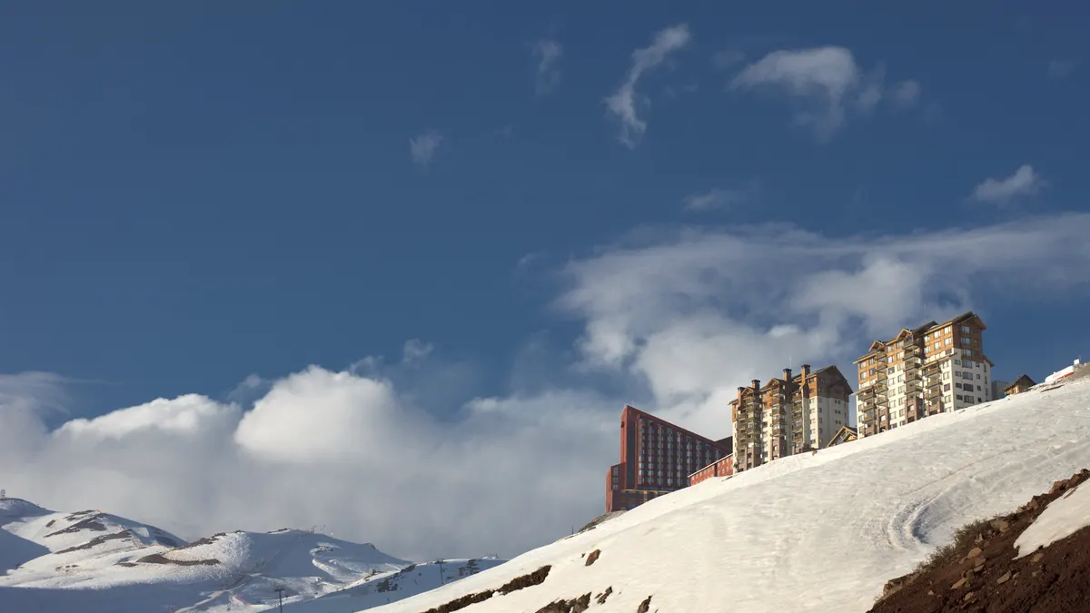 Cordillera nevada vista desde un centro de ski