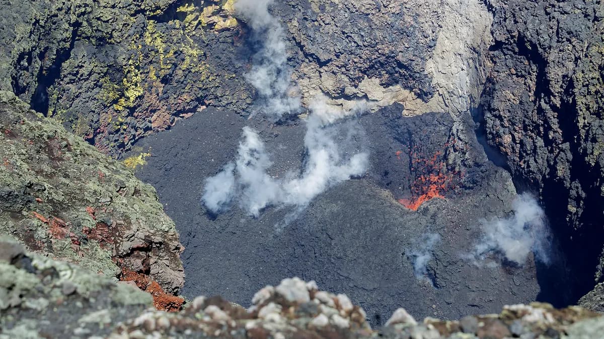 Lava incandescente y fumarolas en el fondo del cráter del volcán Villarrica