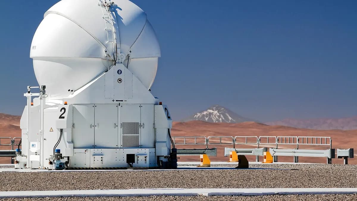 Volcán Llullaillaco nevado bajo un cielo despejado en el desierto de Atacama