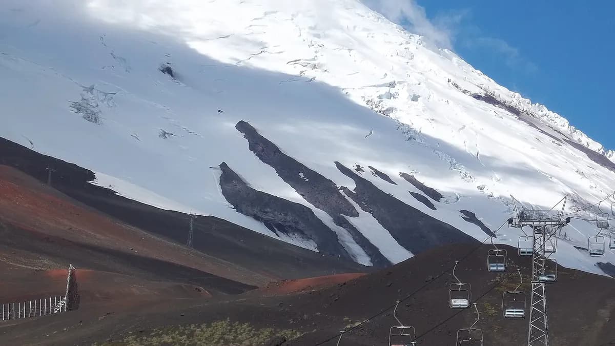 Aerosillas sobre la ladera nevada y de roca roja del volcán Osorno