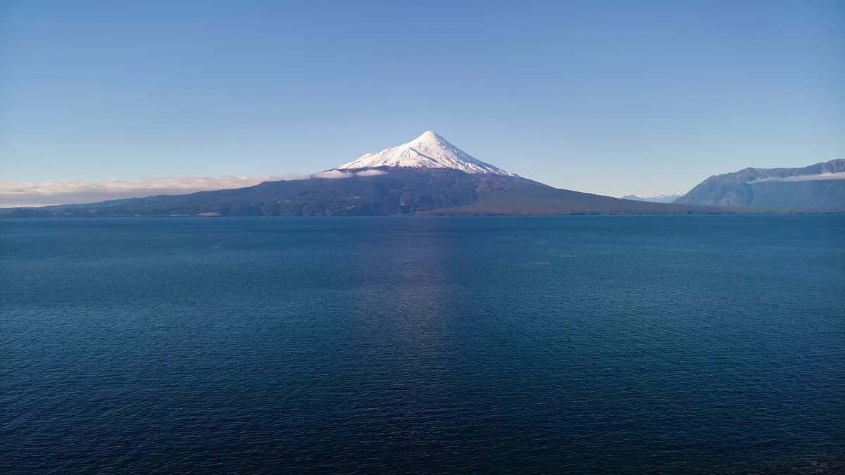 Volcán Osorno nevado sobre el lago Llanquihue visto desde el sector Los Riscos